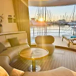 Botel Luxury Floating -