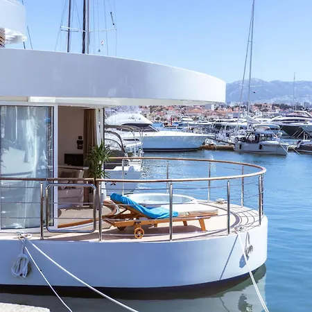 Luxury Floating - Πλωτό κατάλυμα Σπλιτ