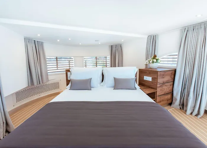 Πλωτό κατάλυμα Luxury Floating - *